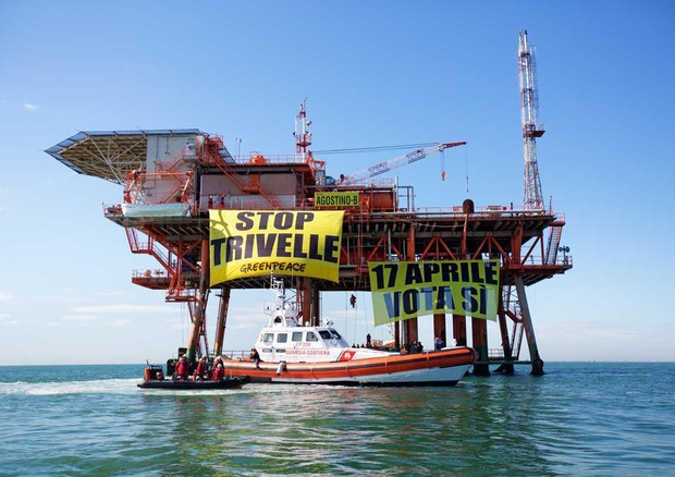 Trivelle: Greenpeace, azione dimostrativa in piattaforma © ANSA