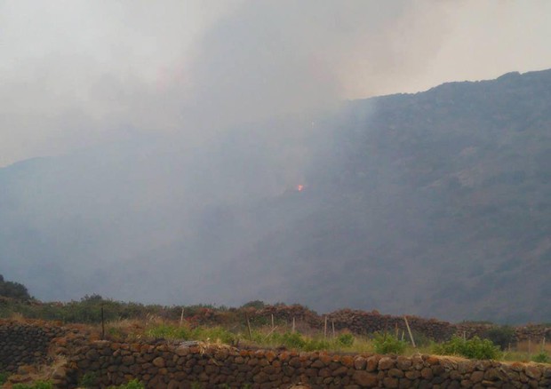 L'incendio a Pantelleria (Facebook Comune di Pantelleria) © ANSA