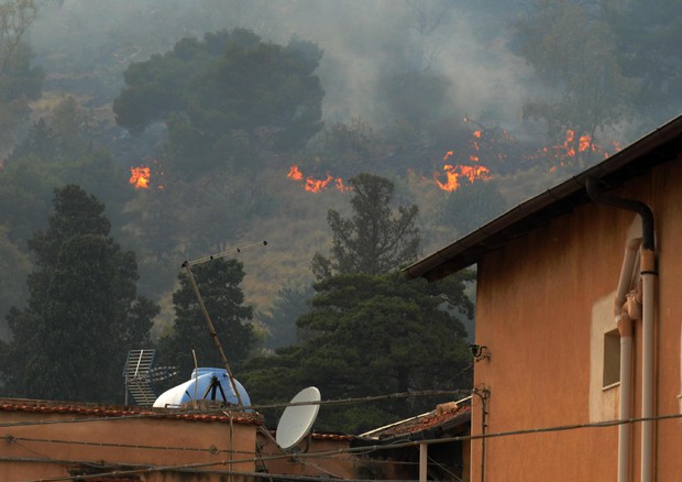 L'incendio sul Monte Pellegrino nei pressi di Palermo © ANSA