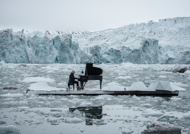 Ludovico Einaudi suona per Greenpeace fra ghiacci Artico © ANSA