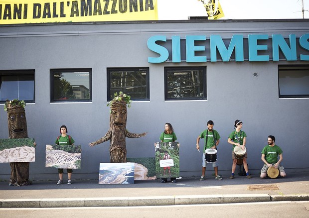Blitz Greenpeace a Siemens Milano contro diga Amazzonia © ANSA