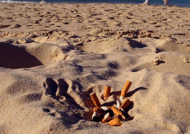 I metalli nei mozziconi di sigaretta minacciano il mare © ANSA 