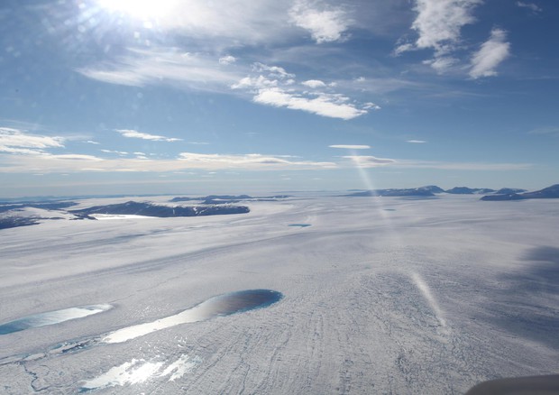 Distesa di ghiaccio in scioglimento in Groenlandia (Foto: Anders A Bjork, courtesy of The Ohio State University) © ANSA