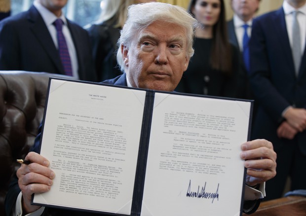 Donald Trump mostra il suo ordine esecutivo per la ripresa della costruzione degli oleodotti Keystone XL e Dakota Access © AP