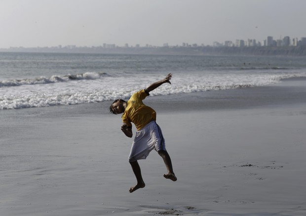Un bimbo gioca sulla riva del mare © AP