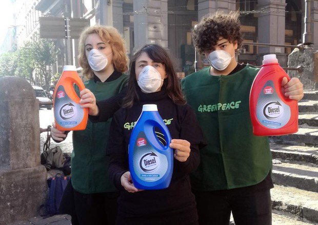Flashmob Greenpeace contro lo smog, 'diesel minaccia polmoni' © ANSA