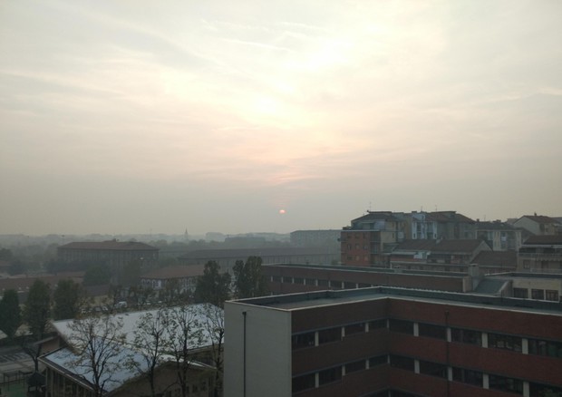 Smog: nebbia e fumo sopra Torino © ANSA