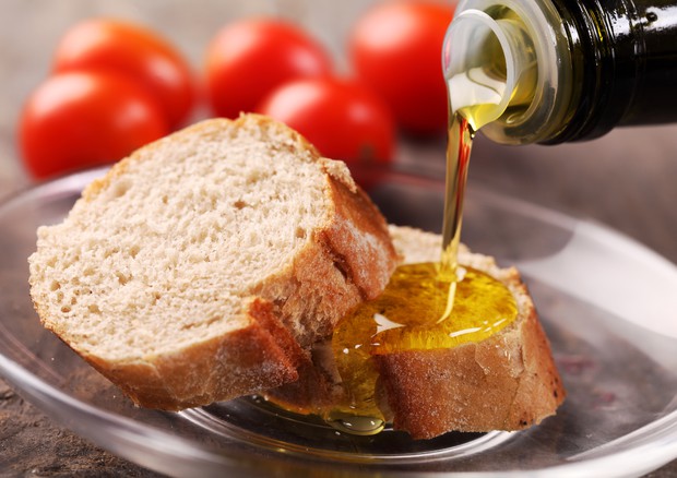 Pane e olio, matrimonio perfetto che fa bene a salute © Ansa