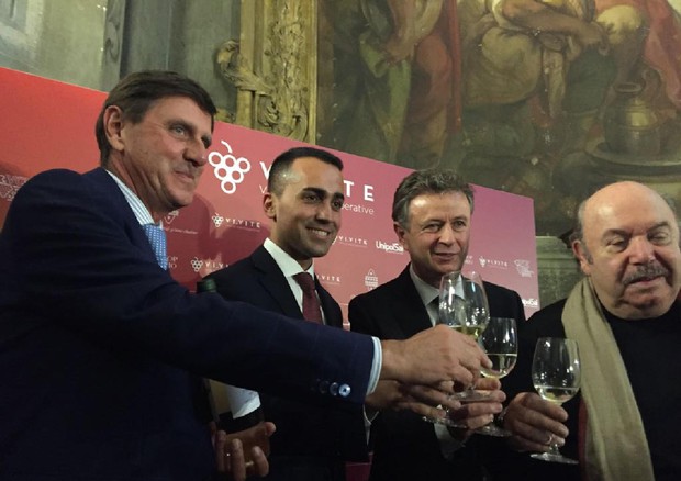 Luigi di Maio (M5S) e l'attore Lino Banfi brindano con Pinot Grigio Doc delle Venezie © ANSA