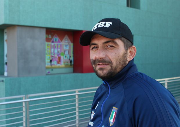 Roberto, da operaio a campione di Calcio Balilla Paralimpico © Ansa