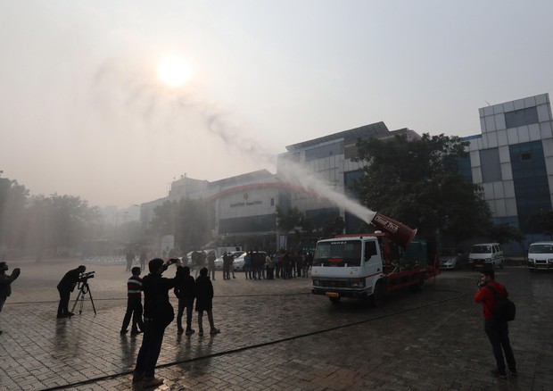 India in guerra contro inquinamento,schiera cannone antismog © ANSA
