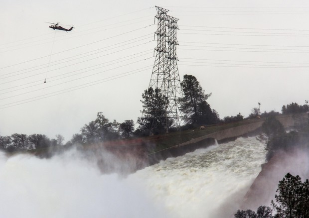 California, pietre dagli elicotteri per riparare la crepa della diga di Oroville © EPA