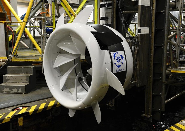 La turbina subacquea che la Marina USA vuole installare per genererare energia per le proprie basi grazie alle correnti fluviali e marine © ANSA