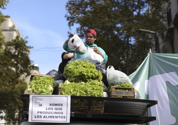 verdurazo a Plaza de Mayo, la protesta dei piccoli campesinos © EPA