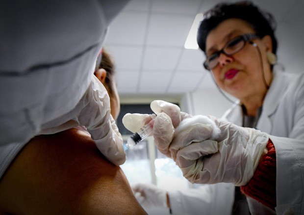 Una bambina viene vaccinata in un ambulatorio della Asl © ANSA
