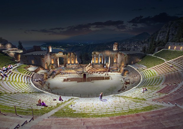 illuminazione teatro Taormina © ANSA