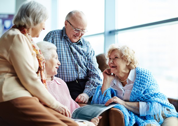 Un'ora di socializzazione a settimana migliora la vita dei pazienti con demenza © Ansa