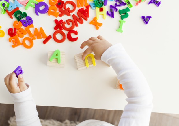 Già sotto i 3 anni i bimbi imparano le prime regole di scrittura © Ansa