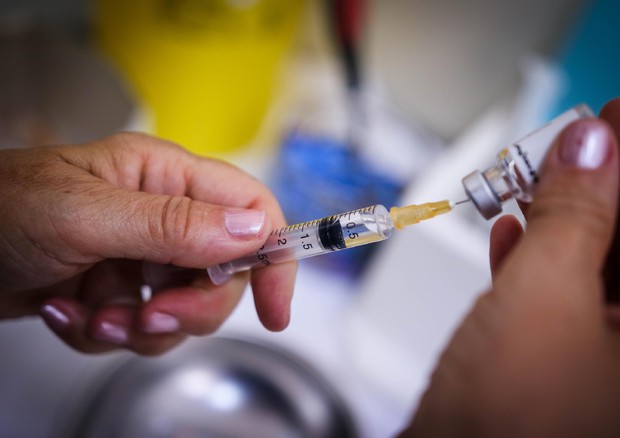 La preparazione del vaccino © ANSA