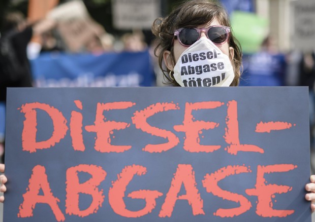 Una protesta contro le emissioni diesel dannose © EPA