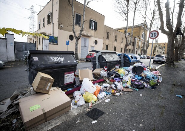 Ue, sappiamo difficoltà di Roma sui rifiuti, ma nessuna prova di infrazione © ANSA