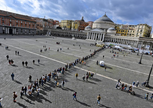 Napoli in fila per Alex, folla in piazza per test © ANSA