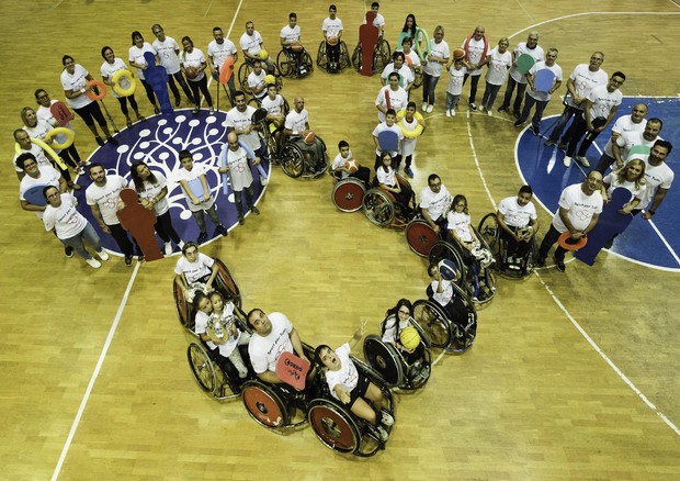 Campioni paralimpici in campo per allenare i bambini disabili © ANSA