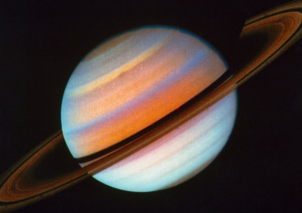 Un'immagine di Saturno in falsi colori ripresa dalla sonda Voyager 1 nel 1980 (fonte: NASA/JPL-Caltech) © Ansa