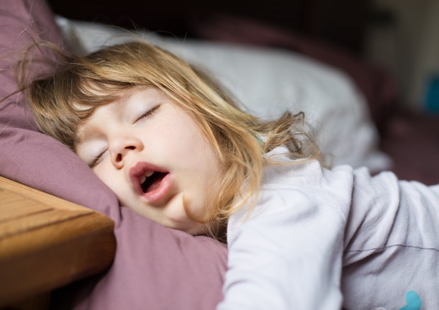 Bimbo russa e non respira bene, apnee durante il sonno colpiscono il 3% dei piccoli © Ansa
