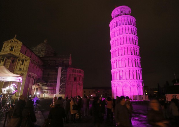 Torre di Pisa illuminata nel 2016 © ANSA
