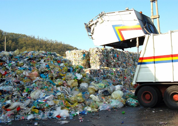 Un camion della spazzatura © ANSA