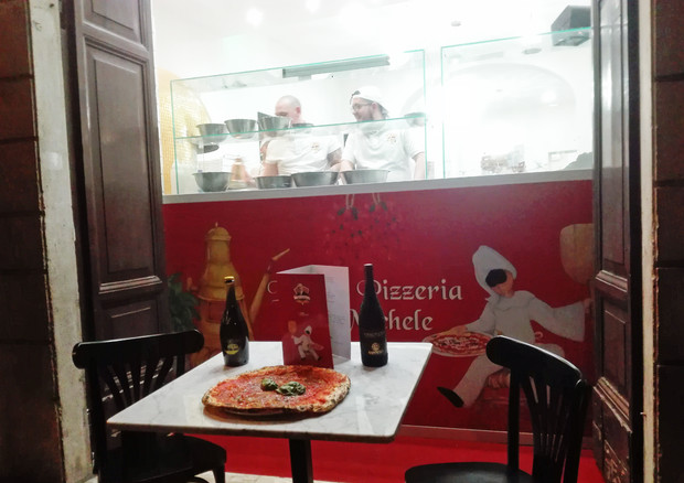 La vetrata della pizzeria Da Michele a Fontana di  Trevi © Ansa