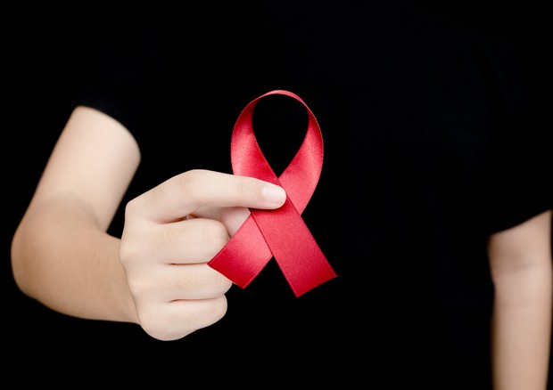La coccarda rossa simbolo dell'Aids © Ansa