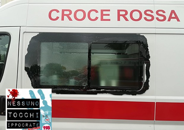Foto tratta dal profilo Facebook 'Nessuno tocchi Ippocrate' che mostra l'ambulanza con il vetro rotto da un passante che ha utilizzato un paletto di ferro © ANSA