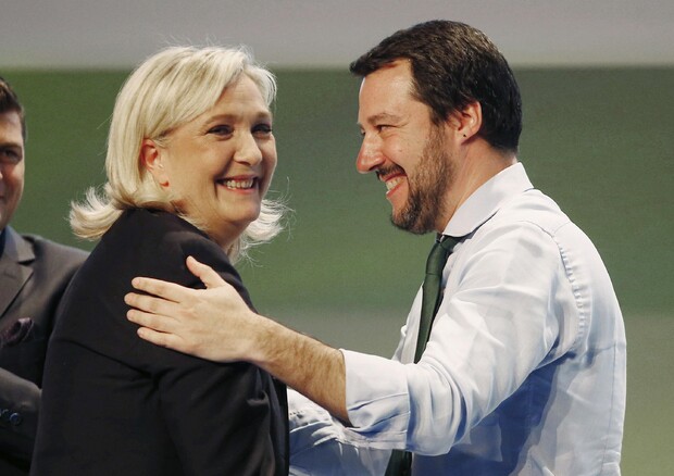 Migranti: Le Pen, 'fase entusiasmante, via Ue immigrazionista' © AP