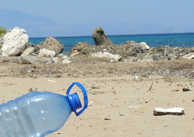 Parte la compagna del ministero dell'Ambiente per le spiagge libere dalla plastica © Ansa