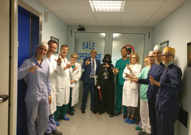 L'equipe di Odontoiatria di comunità dell'ospedale di Piove di Sacco (Padova) impegnati in una iniziativa per far passare la paura ad un bimbo autistico (ANSA)