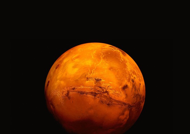 Rappresentazione artistica della missione Mars Express nell'orbita di Marte (fonte: Orosei et al.) © ANSA