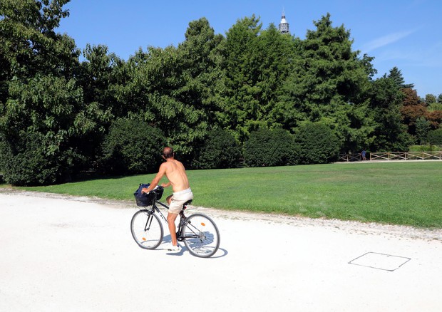 In bicicletta al parco © ANSA