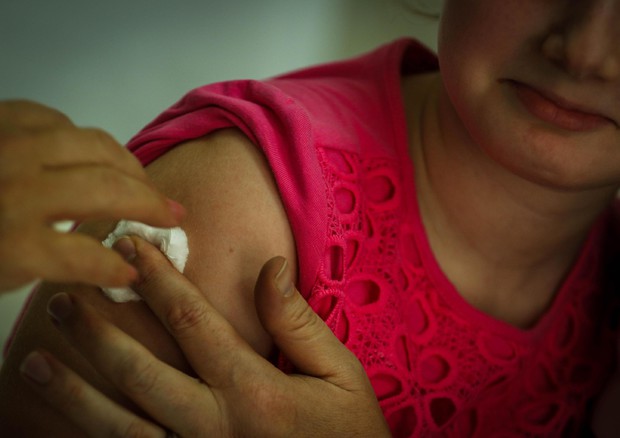 Una bimba si vaccina Â© ANSA
