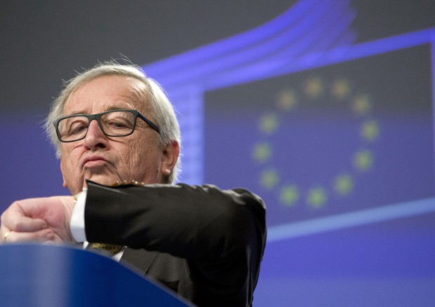 Jean-Claude Juncker guarda l'orologio © AP