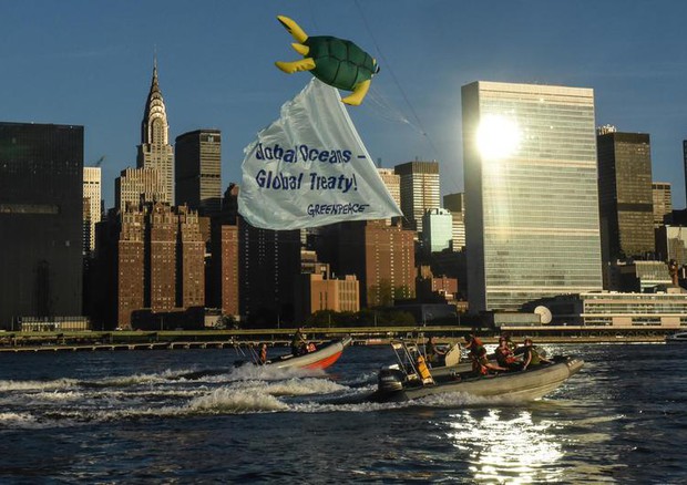 Manifestazione di Greenpeace a New York per gli oceani © Ansa