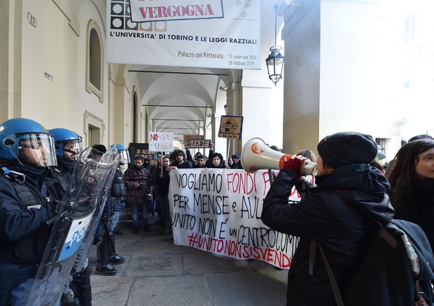 Protesta studenti contro fast food, ancora tensioni a Torino © ANSA