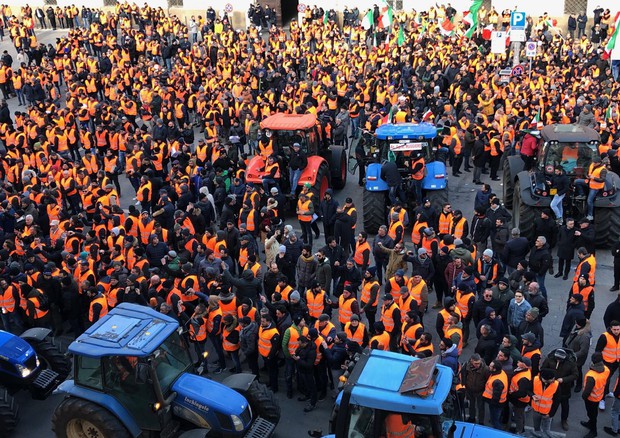 La protesta dei gilet Arancioni pugliesi in piazza a Bari, il 7 gennaio 2019 © ANSA 