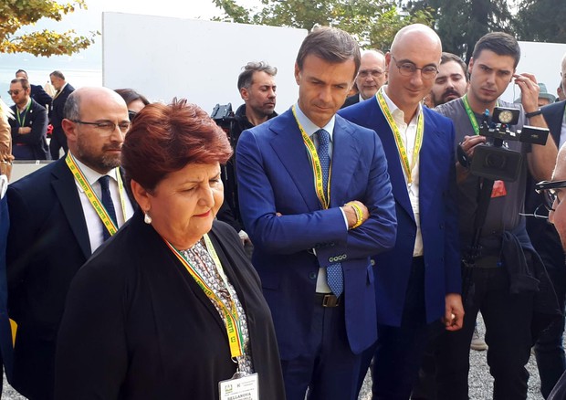 La ministra delle Politiche agricole Teresa Bellanova, a Cernobbio, con il presidente della Coldiretti Ettore Prandini (destra) © ANSA