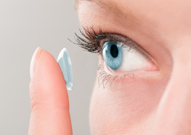 Nata una lente a contatto che rilascia farmaci negli occhi © Ansa
