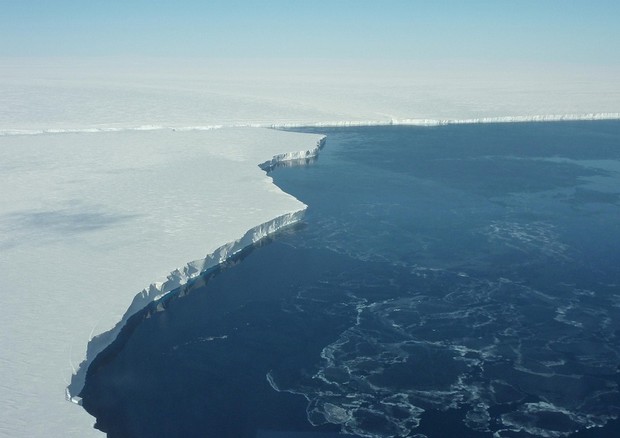 Piattaforme di ghiaccio in Antartide (fonte: Nasa-Dick Ewers) © Ansa