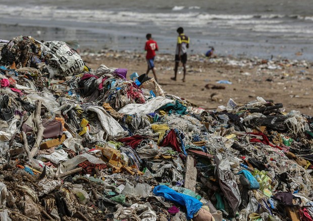 Piene di plastica, le onde di rifiuti del mare in Sud Africa © ANSA 
