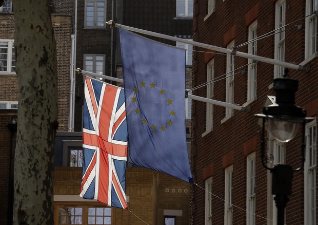 La bandiera europea e quella britannica © AP