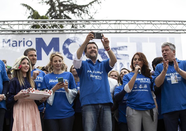 Il vicepremier e ministro dell'Interno Matteo Salvini in un comizio elettorale a Palestrina © ANSA